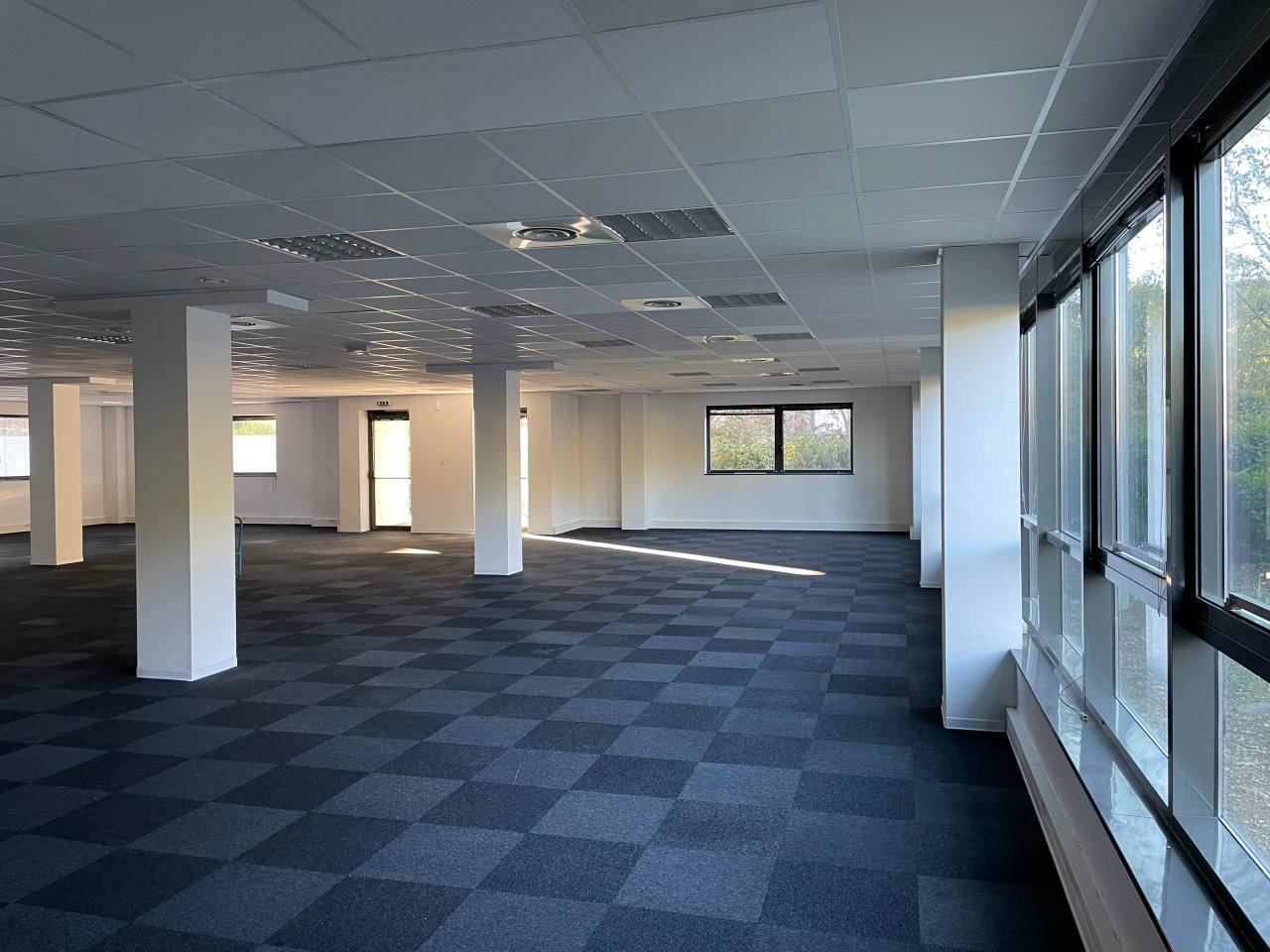 Bureau Aix-en-Provence 5845m² Location bureau Aix-en-Provence Bouches-du-Rhône OLBUR2115059 1